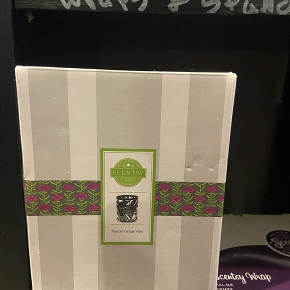 5 wraps and on stand - Picture 6 of 6